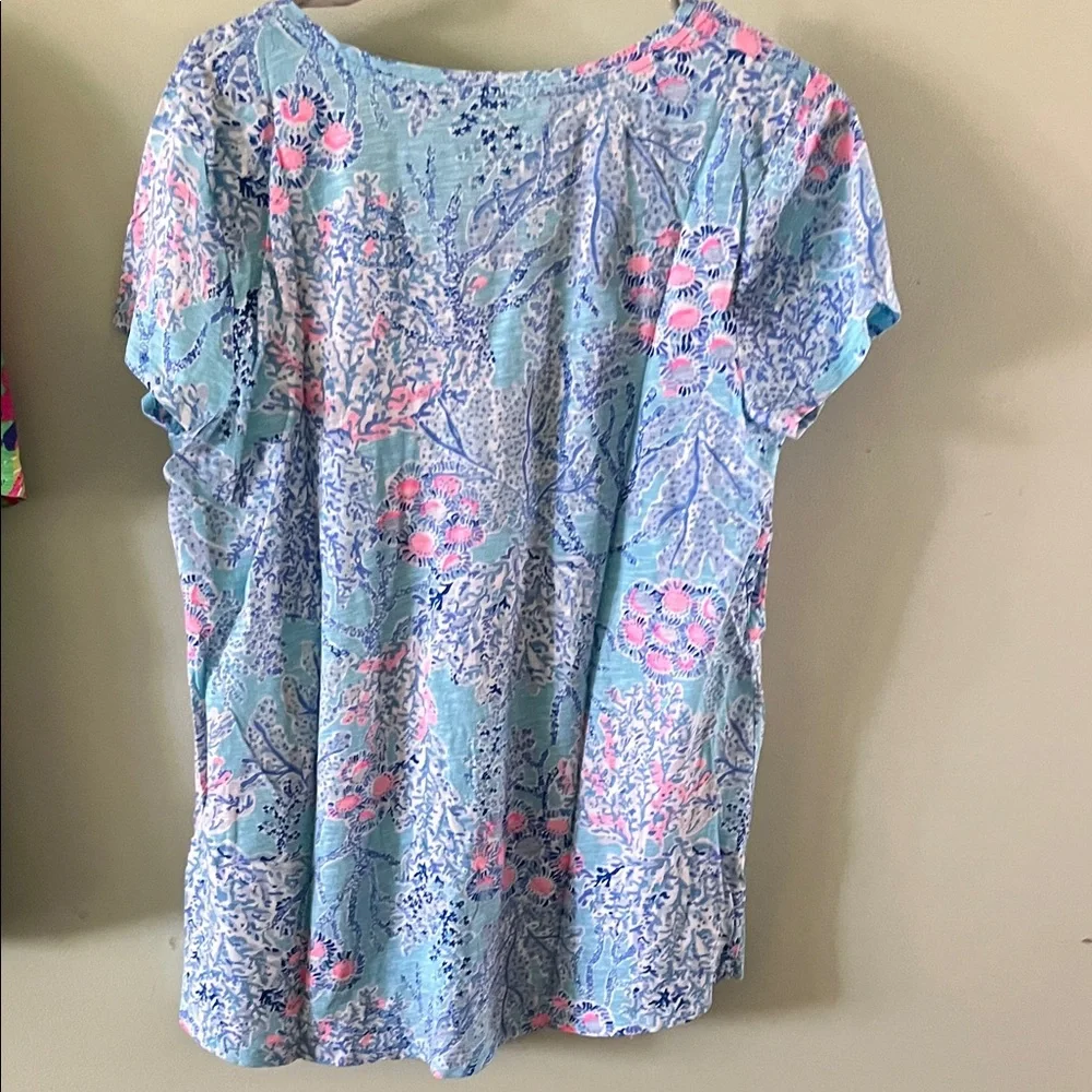 Lilly Pulitzer V-Neck Floral Print Women’s Top in Light Blue and Pink size Large - Picture 3 of 4